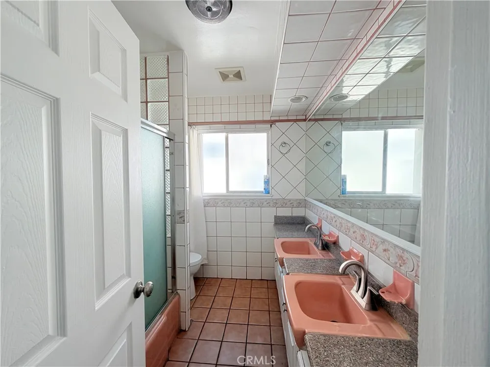 9423 Woodley Los Angeles, CA 91343