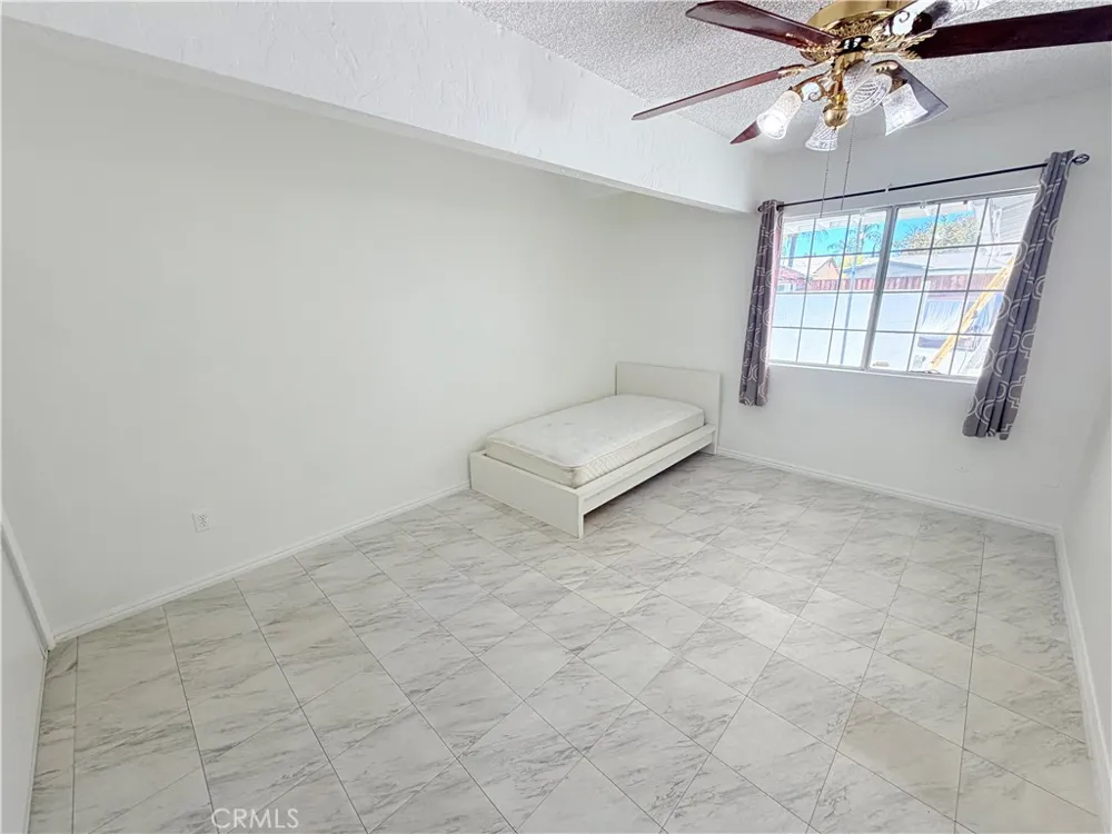 9423 Woodley Los Angeles, CA 91343