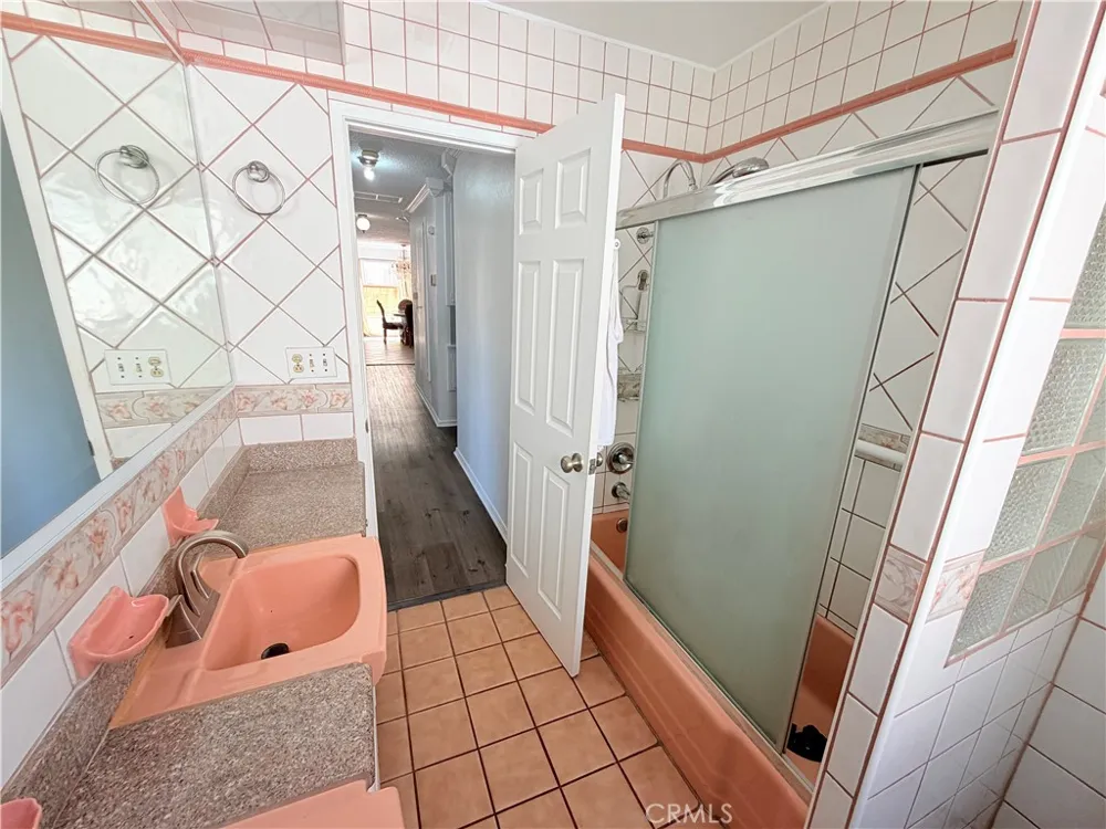 9423 Woodley Los Angeles, CA 91343
