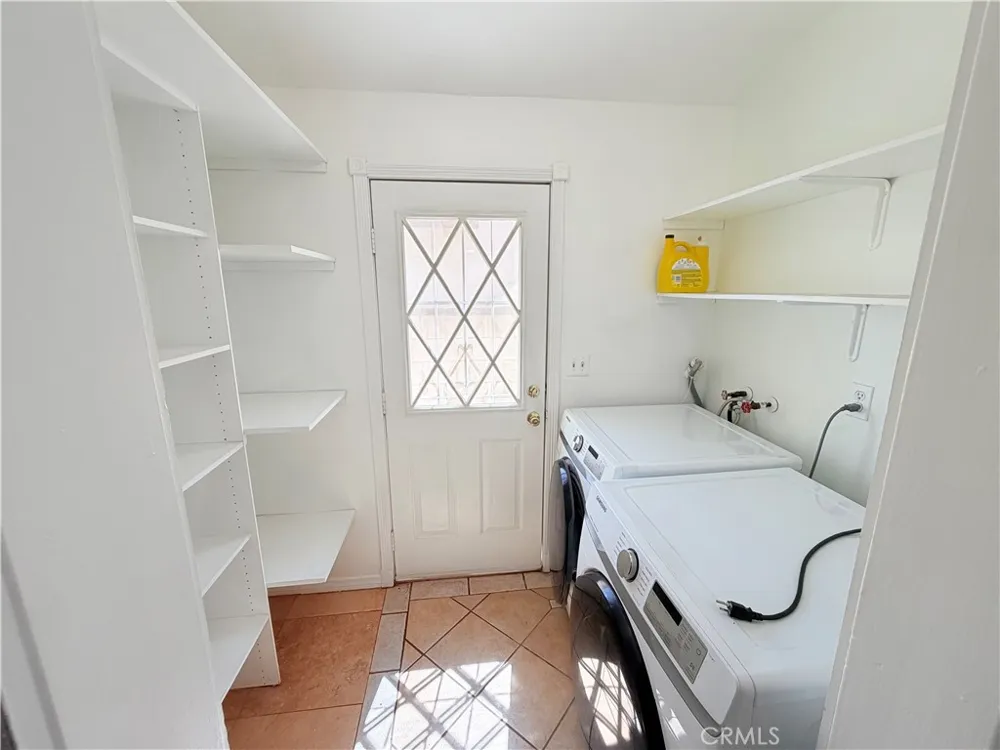 9423 Woodley Los Angeles, CA 91343