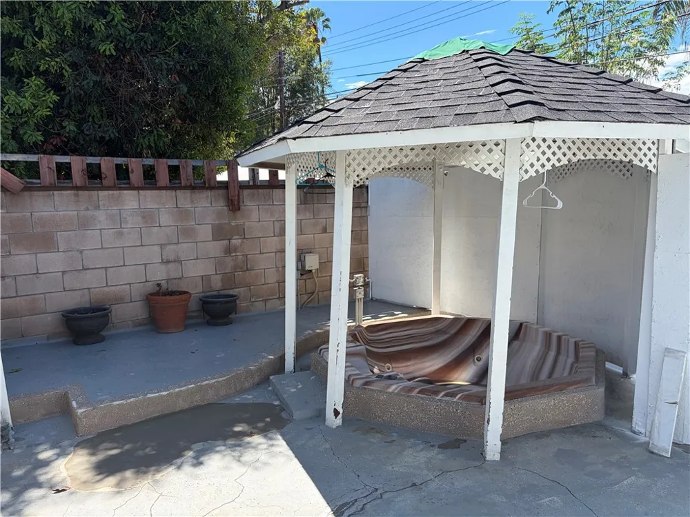 9423 Woodley Los Angeles, CA 91343
