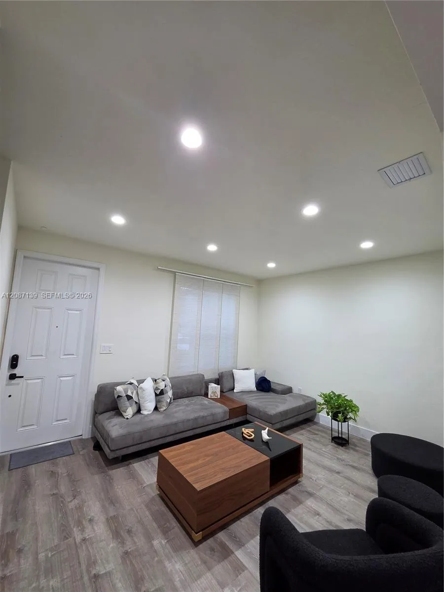 11079 W 32nd Ln Hialeah, FL 33018