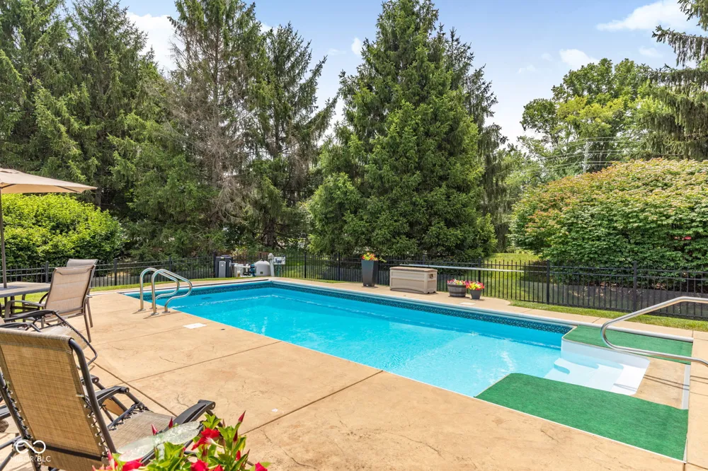 7101 Lakeside Woods Drive Indianapolis, IN 46278