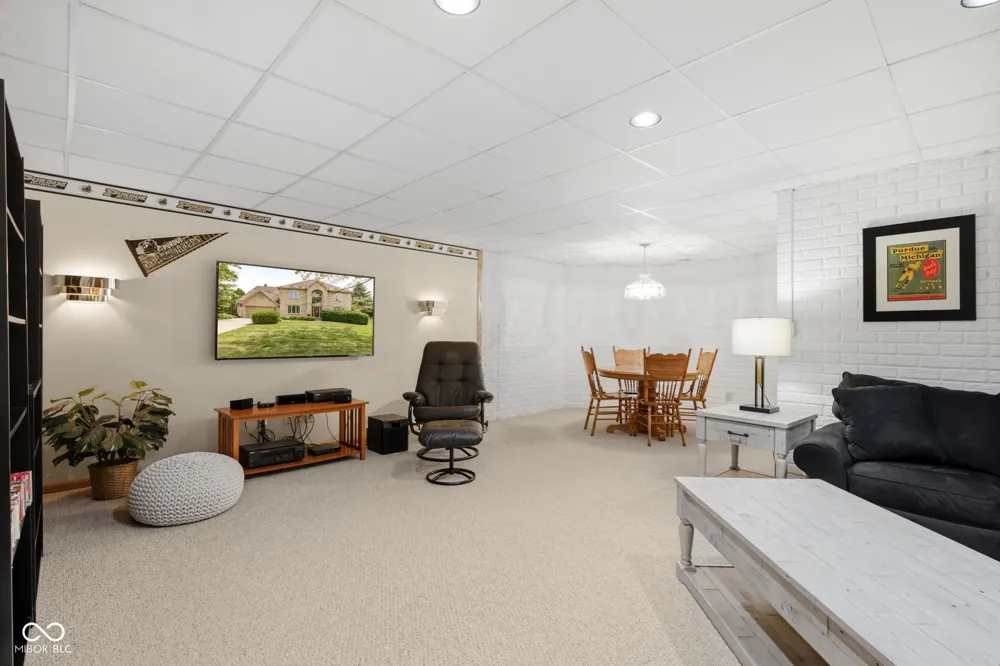 7101 Lakeside Woods Drive Indianapolis, IN 46278