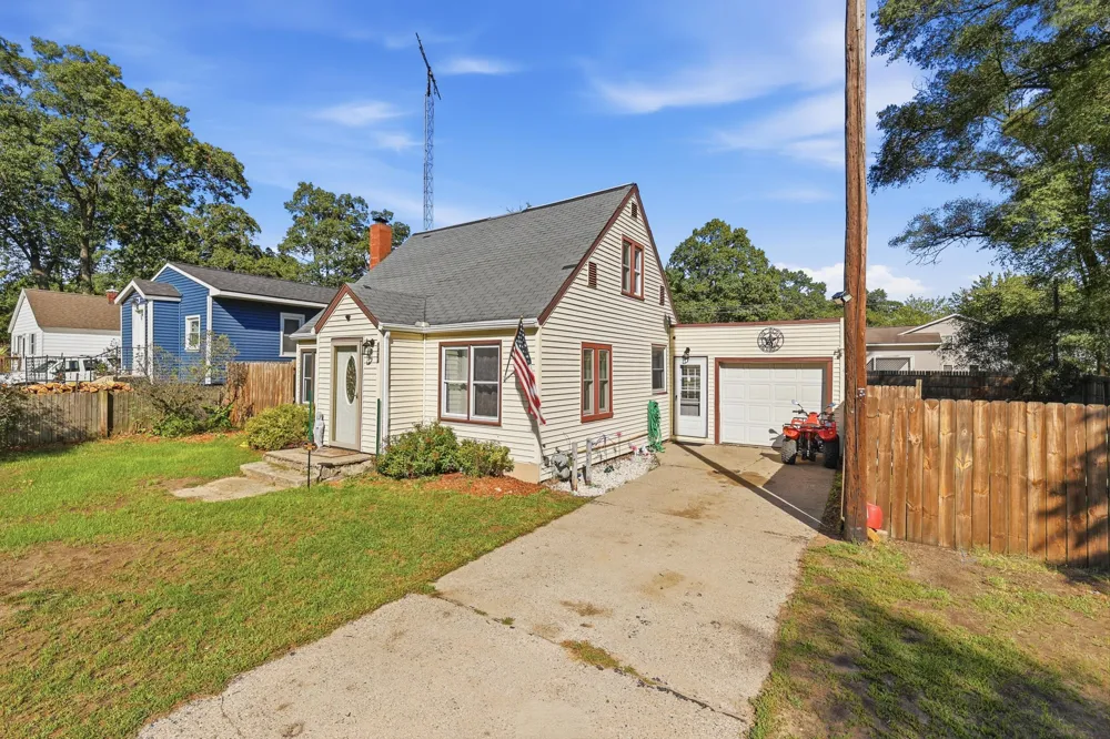 1424 West Street Muskegon Charter Township, MI 49442