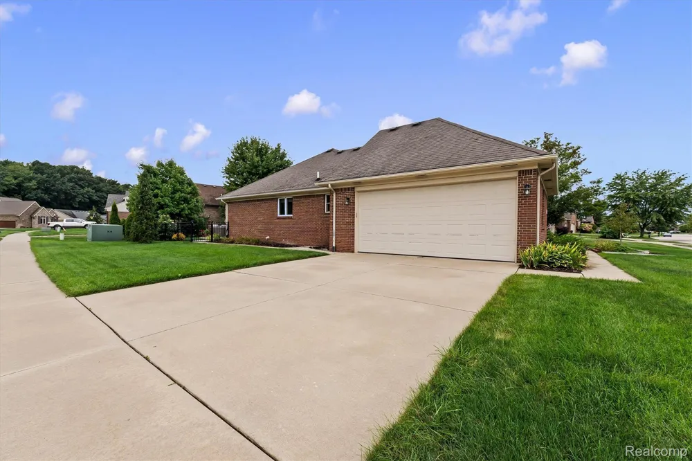 22702 Brantingham Road Macomb Township, MI 48044