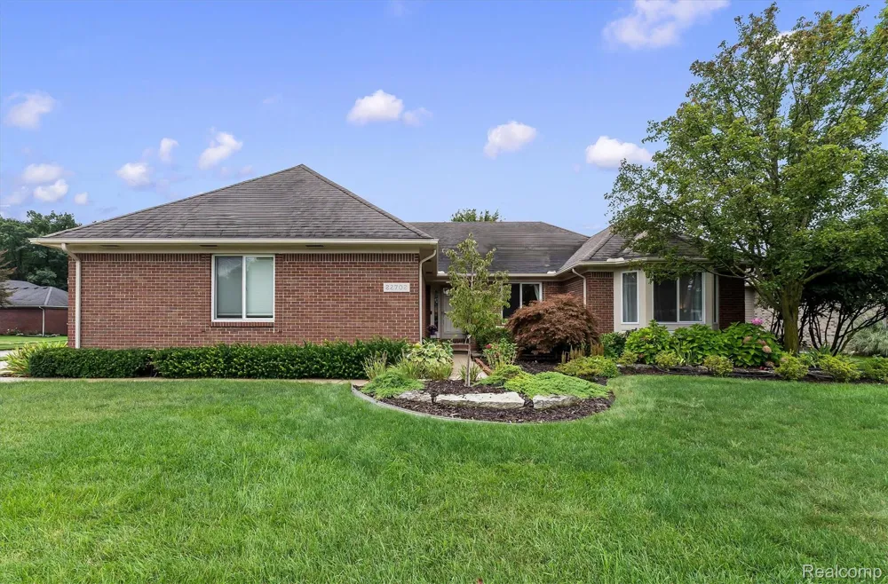 22702 Brantingham Road Macomb Township, MI 48044