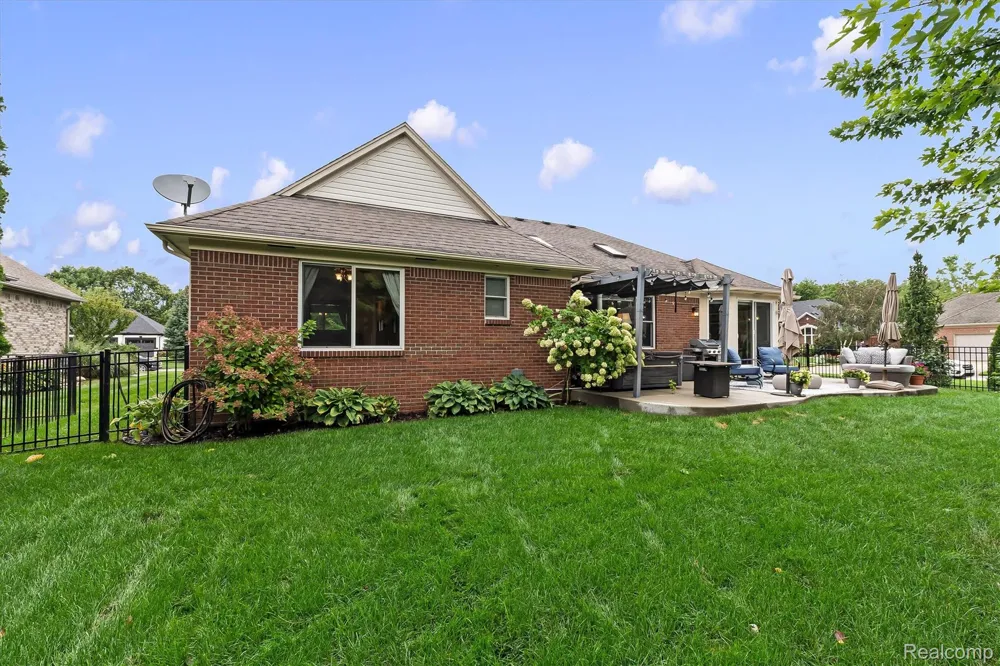 22702 Brantingham Road Macomb Township, MI 48044