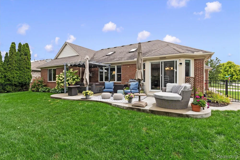 22702 Brantingham Road Macomb Township, MI 48044