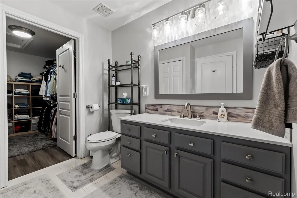 22702 Brantingham Road Macomb Township, MI 48044