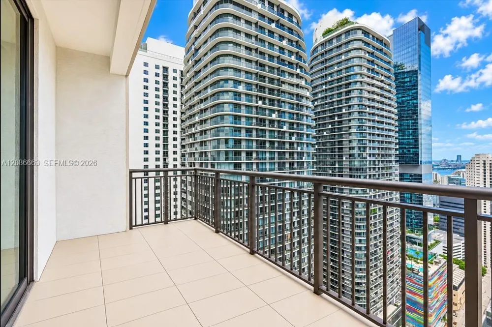 999 SW 1st Ave #UPH12 Miami, FL 33130