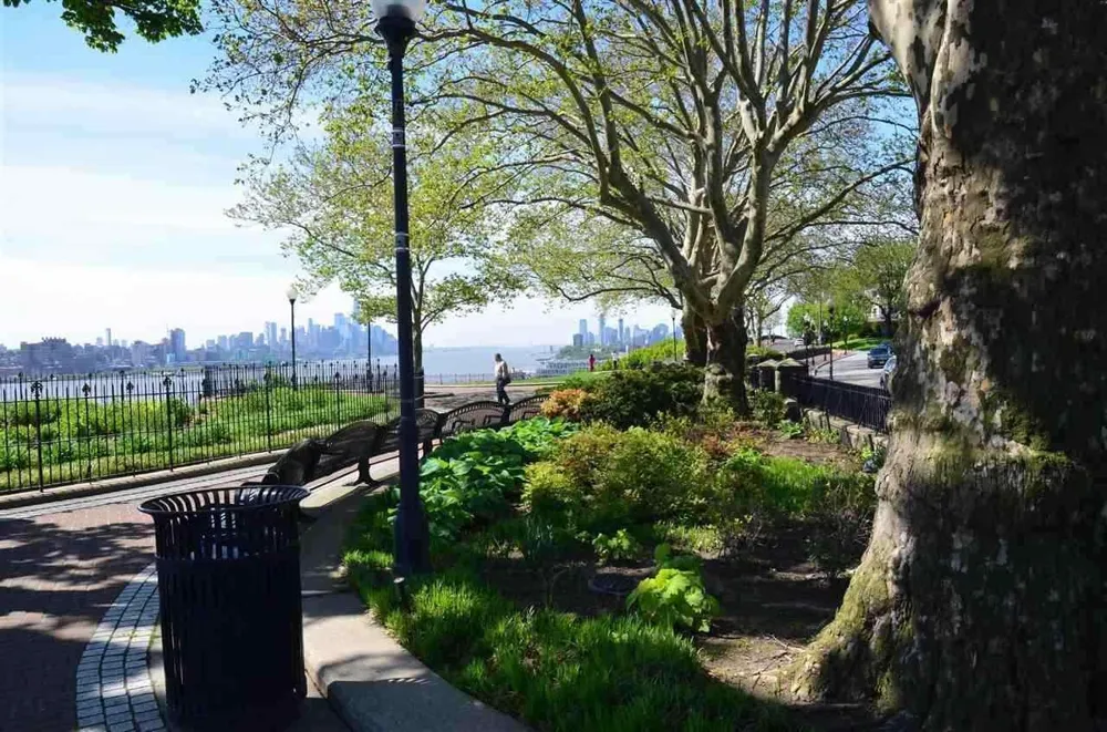 883 BLVD EAST Weehawken, NJ 07086