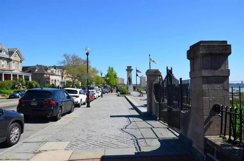 883 BLVD EAST Weehawken, NJ 07086
