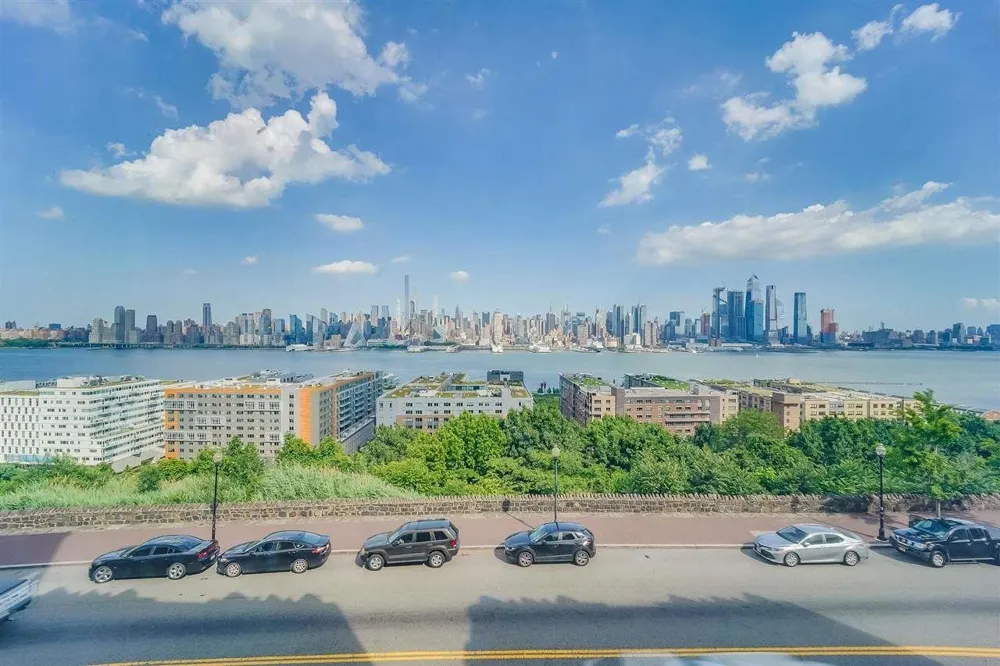883 BLVD EAST Weehawken, NJ 07086