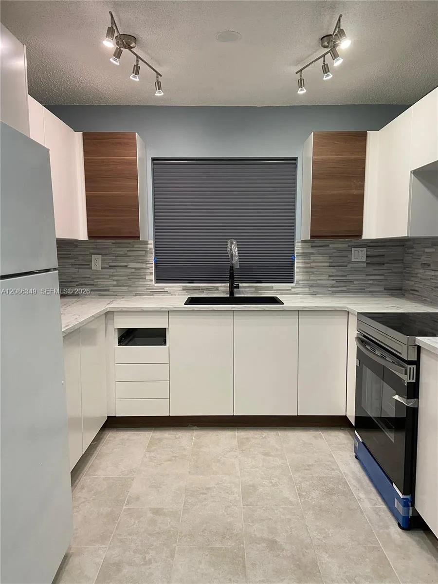 2740 W 62nd St #207 Hialeah, FL 33016