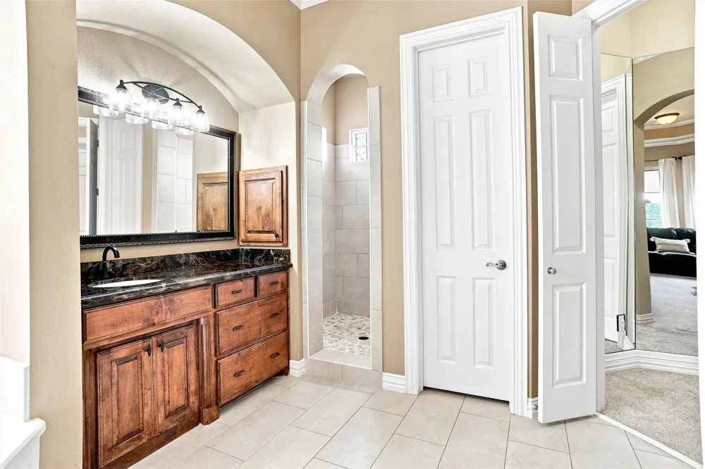 1810 Indian Ridge Oak Leaf, TX 75154
