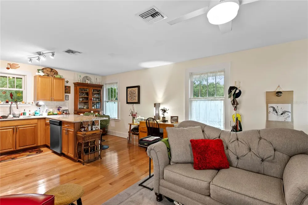 316 9TH AVENUE NE St Petersburg, FL 33701