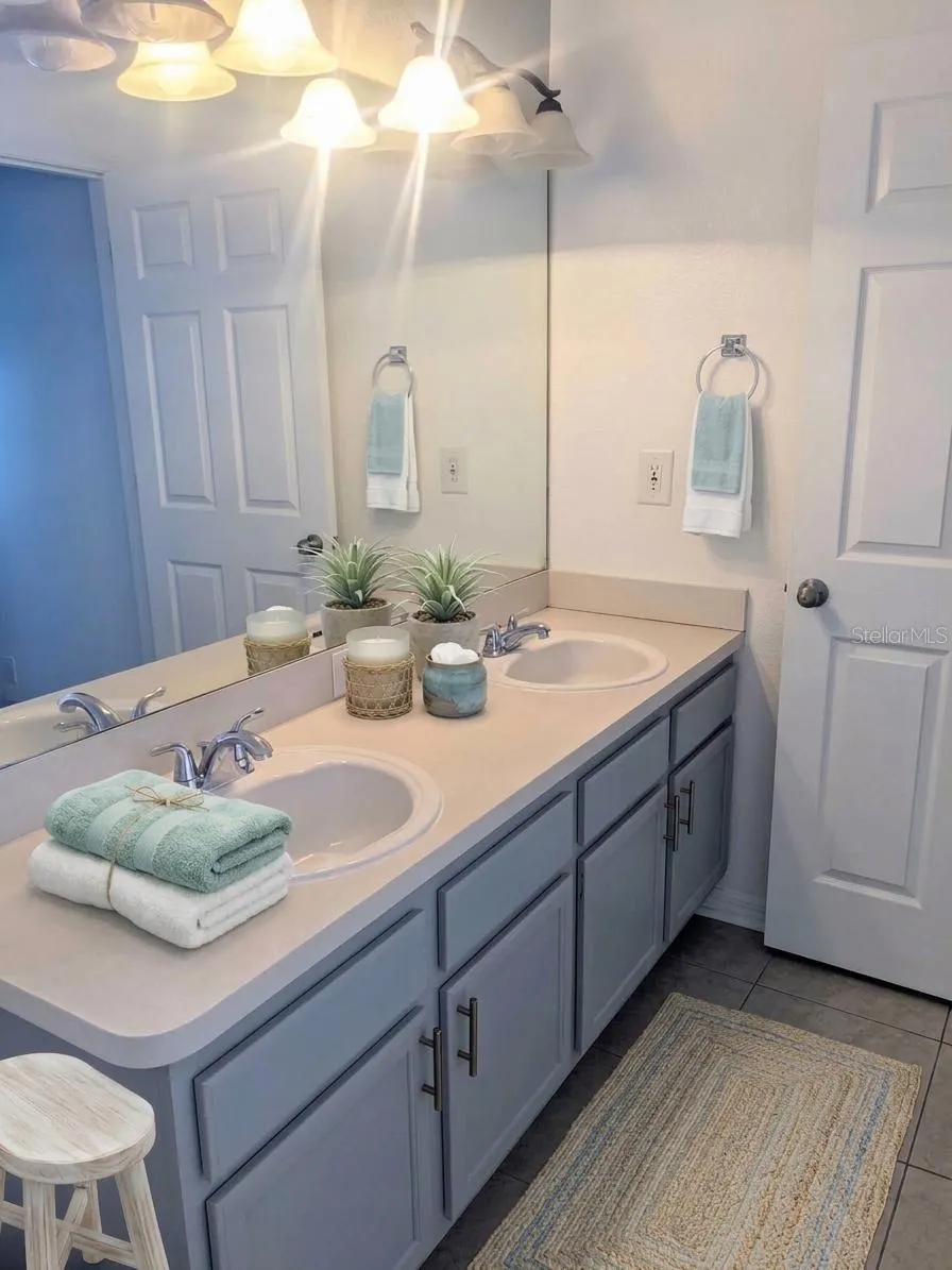812 37TH AVENUE S St Petersburg, FL 33705