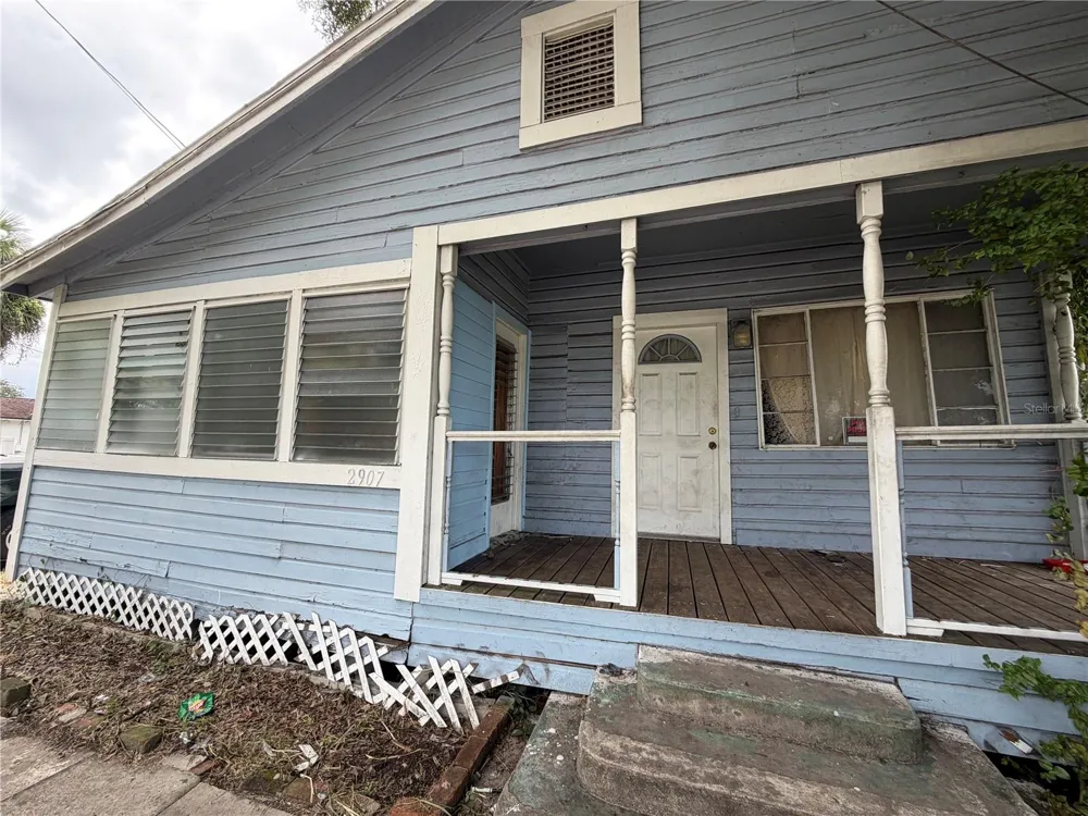 2907 E LAKE AVENUE Tampa, FL 33610