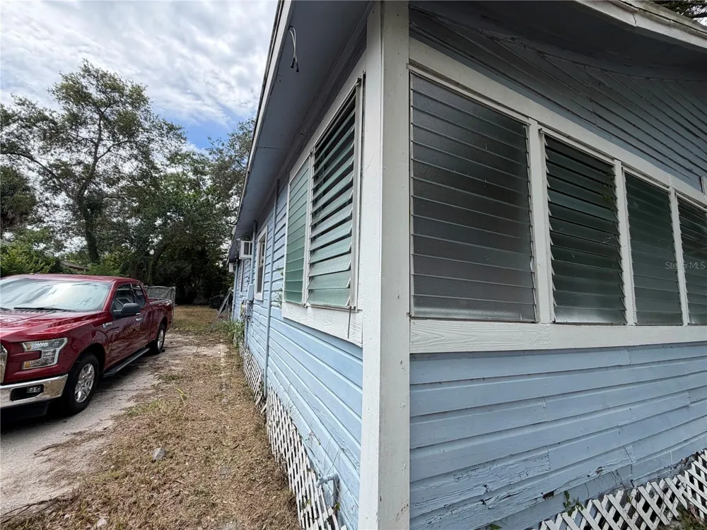 2907 E LAKE AVENUE Tampa, FL 33610