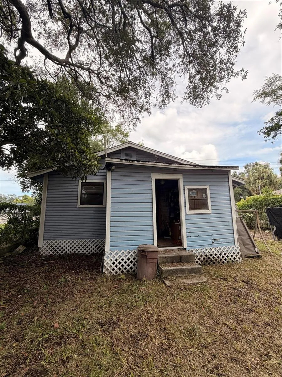 2907 E LAKE AVENUE Tampa, FL 33610