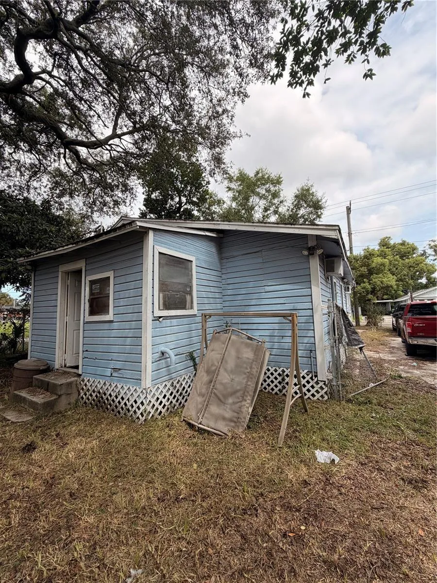 2907 E LAKE AVENUE Tampa, FL 33610