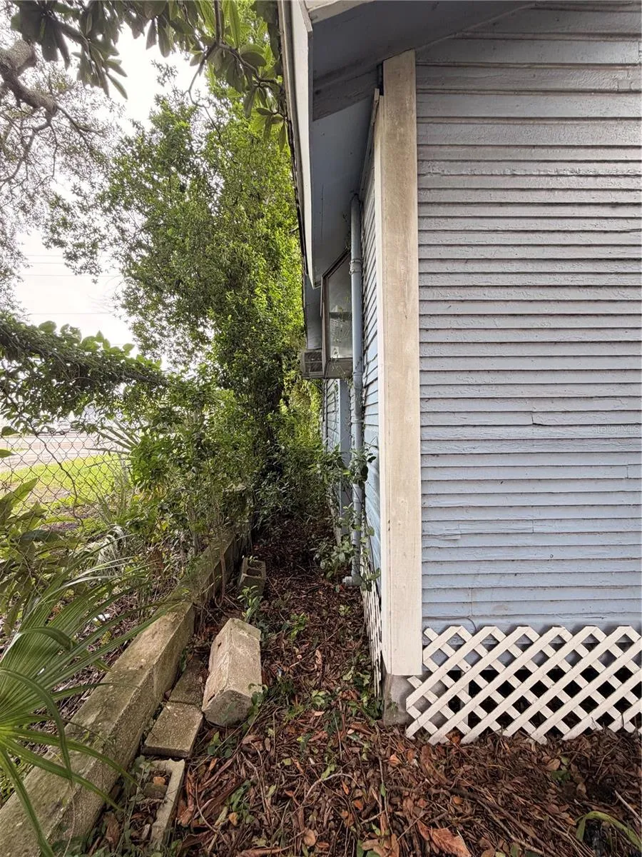 2907 E LAKE AVENUE Tampa, FL 33610