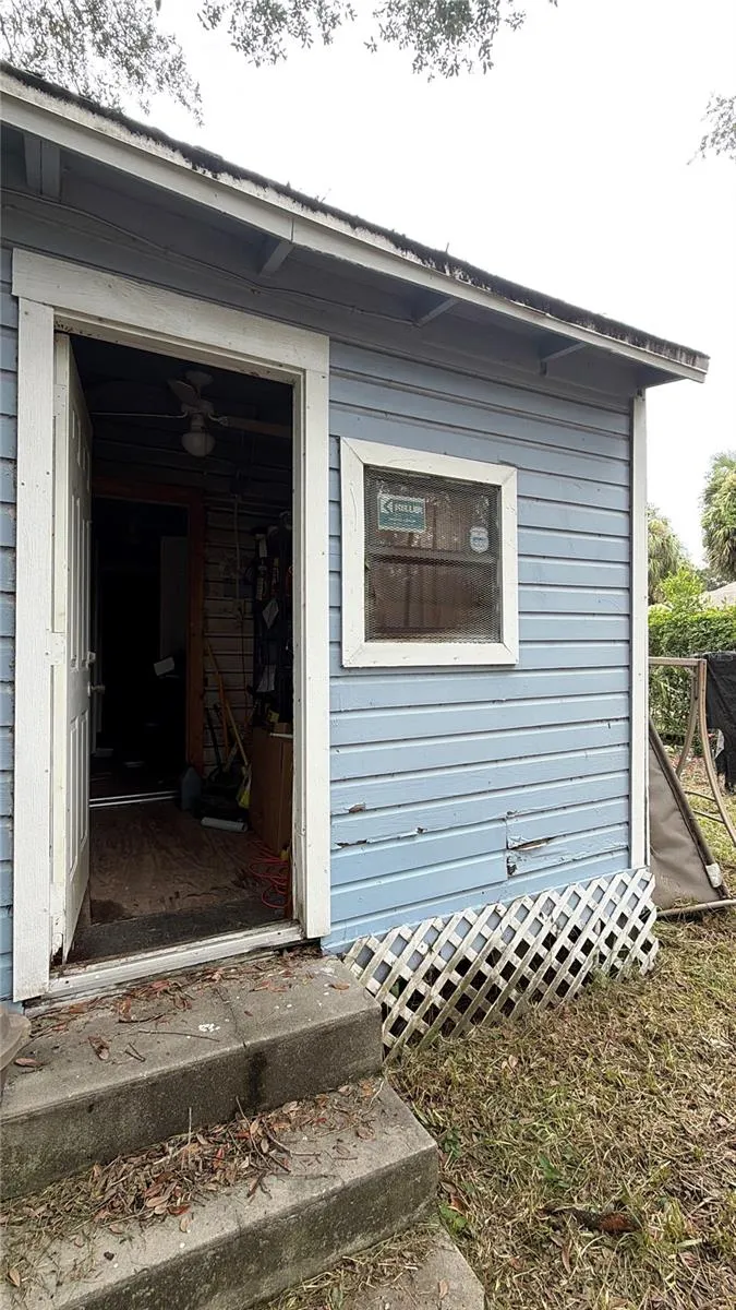 2907 E LAKE AVENUE Tampa, FL 33610