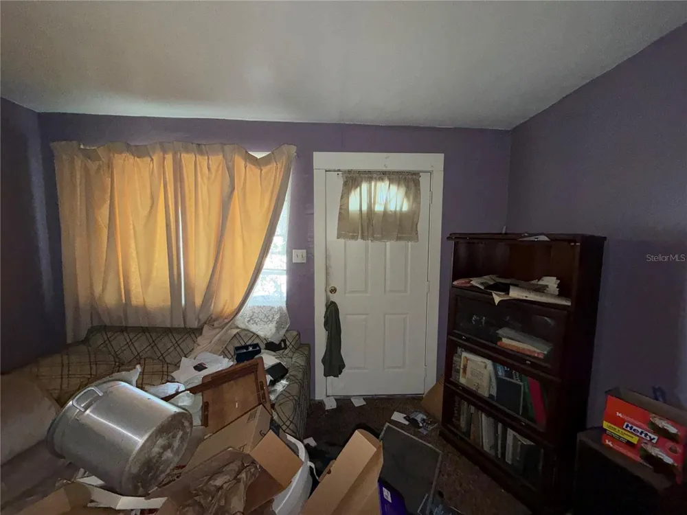 2907 E LAKE AVENUE Tampa, FL 33610