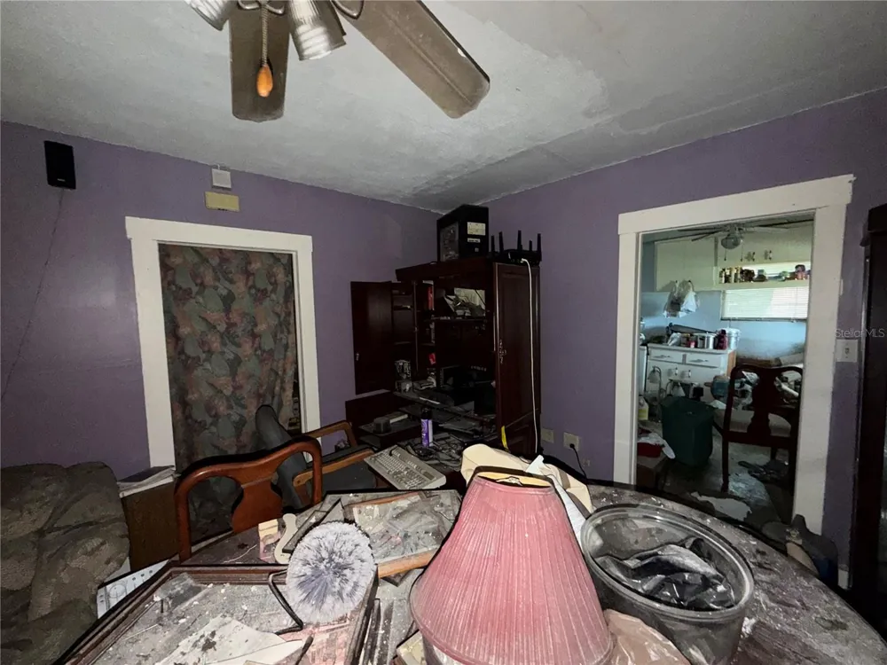 2907 E LAKE AVENUE Tampa, FL 33610