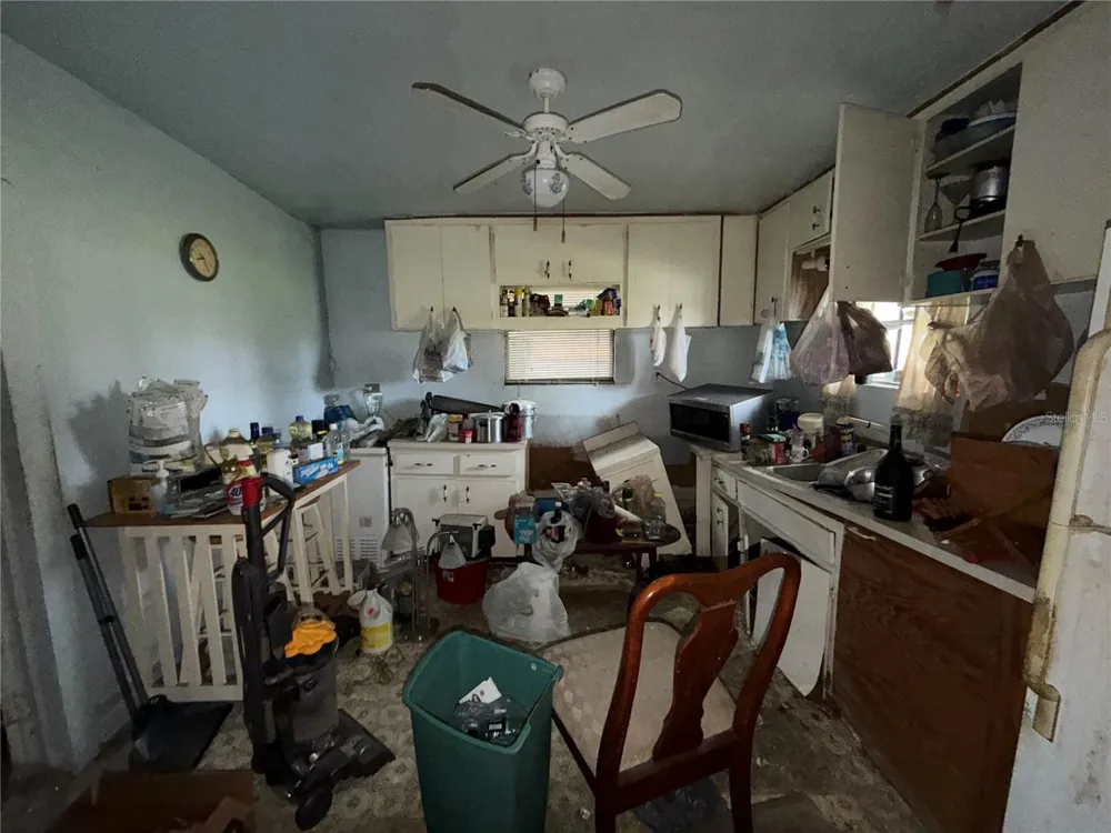 2907 E LAKE AVENUE Tampa, FL 33610