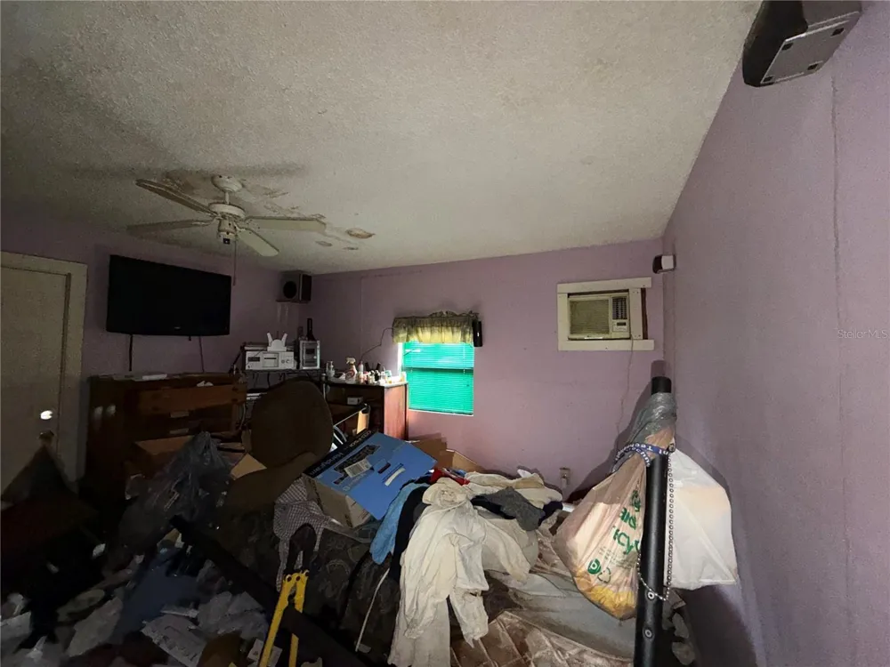 2907 E LAKE AVENUE Tampa, FL 33610