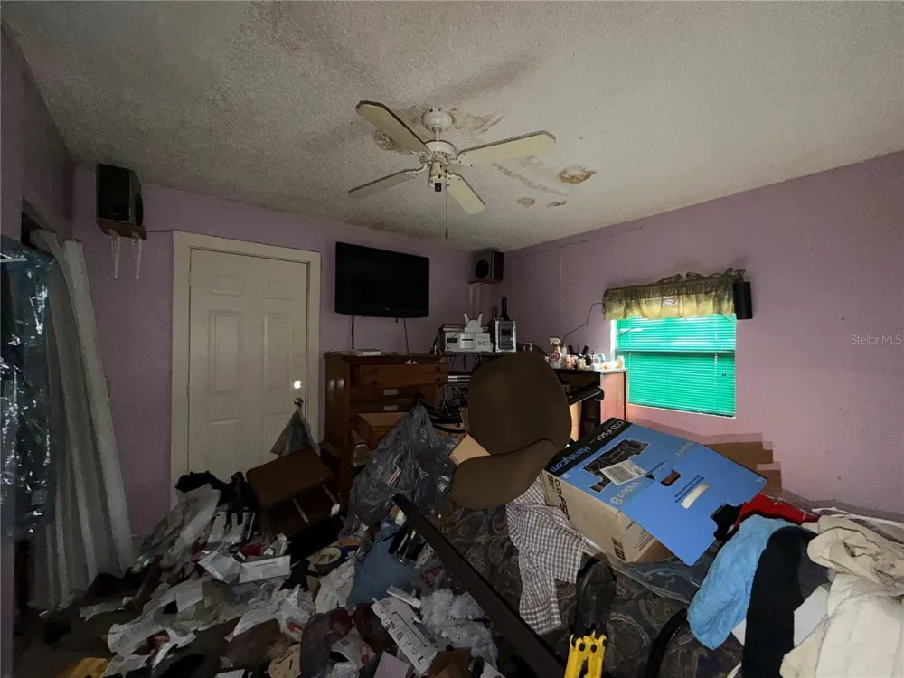 2907 E LAKE AVENUE Tampa, FL 33610