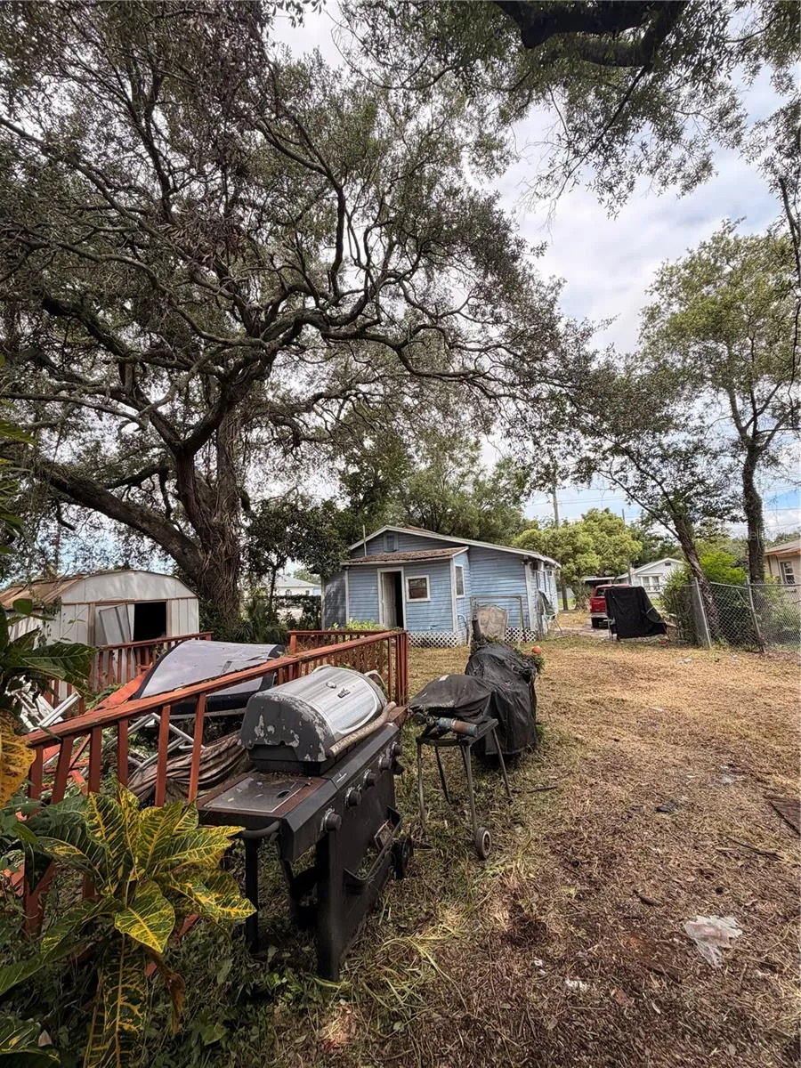 2907 E LAKE AVENUE Tampa, FL 33610