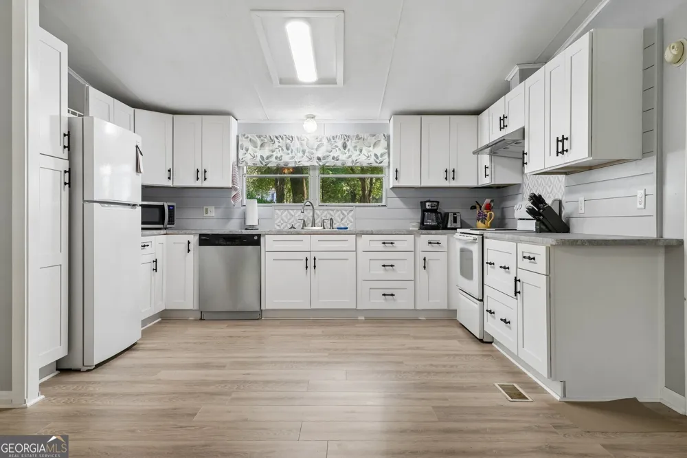 124 Edgewater DR Bloomingdale, GA 31302
