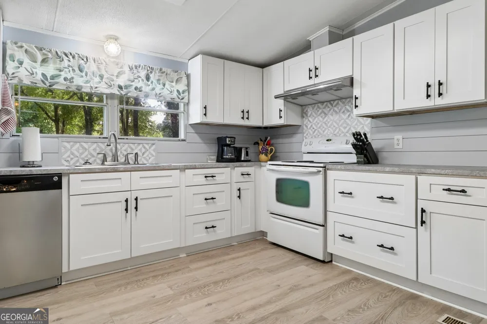 124 Edgewater DR Bloomingdale, GA 31302