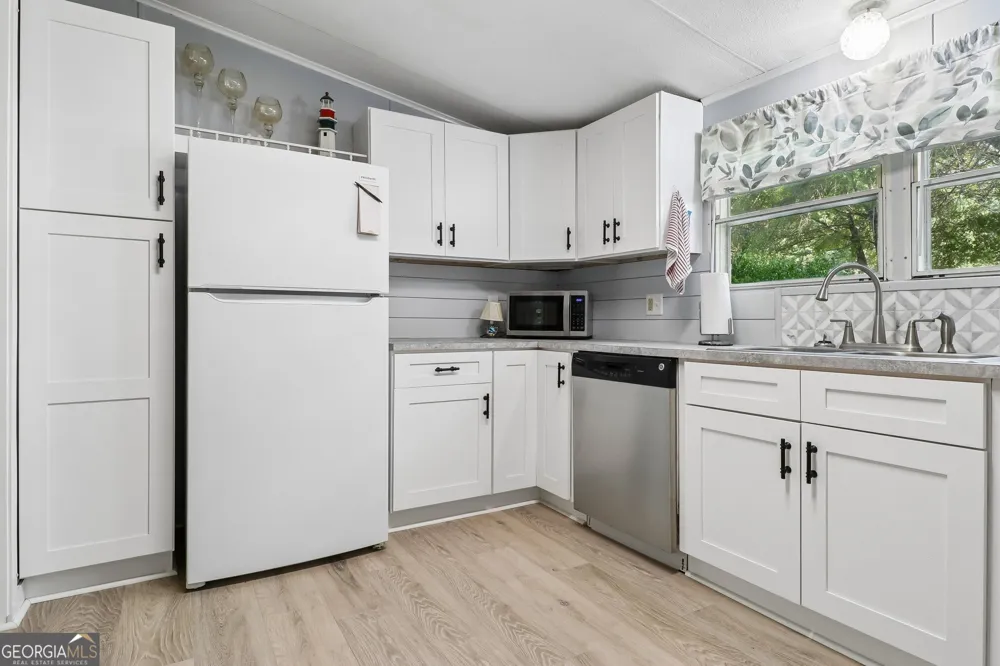 124 Edgewater DR Bloomingdale, GA 31302