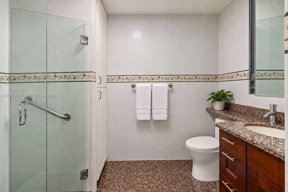 918 NE 4th St Hallandale Beach, FL 33009