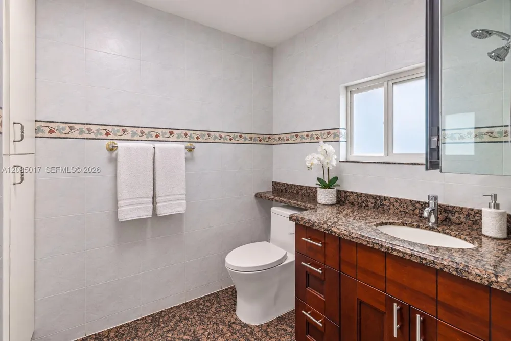 918 NE 4th St Hallandale Beach, FL 33009