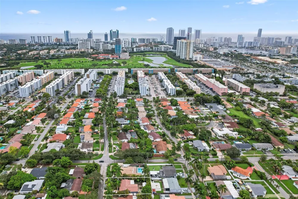 918 NE 4th St Hallandale Beach, FL 33009