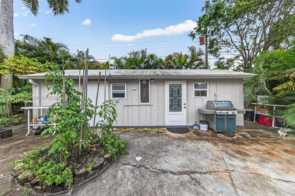 918 NE 4th St Hallandale Beach, FL 33009