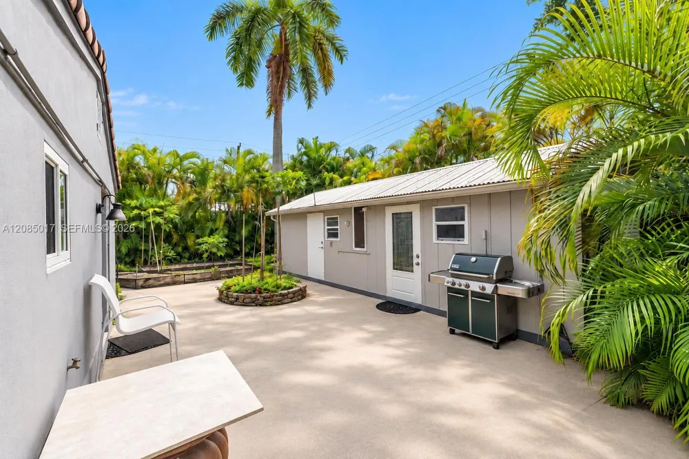 918 NE 4th St Hallandale Beach, FL 33009