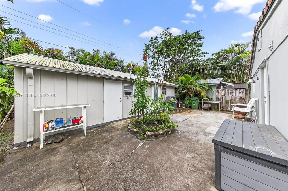 918 NE 4th St Hallandale Beach, FL 33009