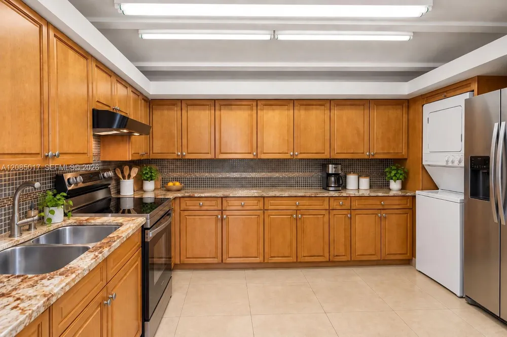 918 NE 4th St Hallandale Beach, FL 33009