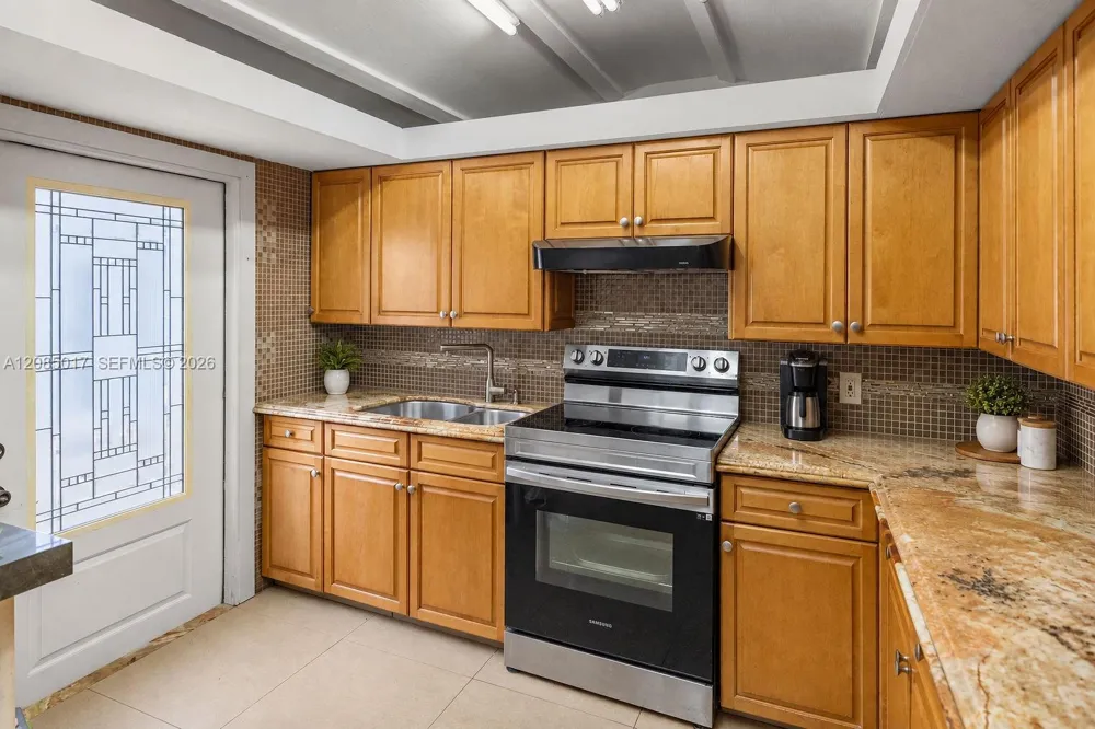 918 NE 4th St Hallandale Beach, FL 33009