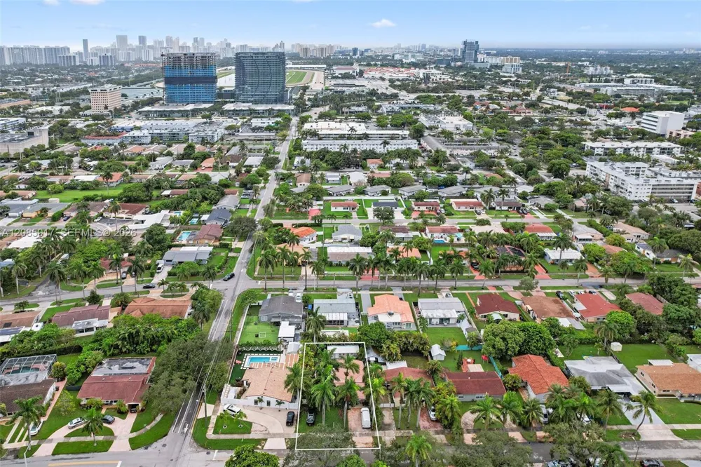 918 NE 4th St Hallandale Beach, FL 33009