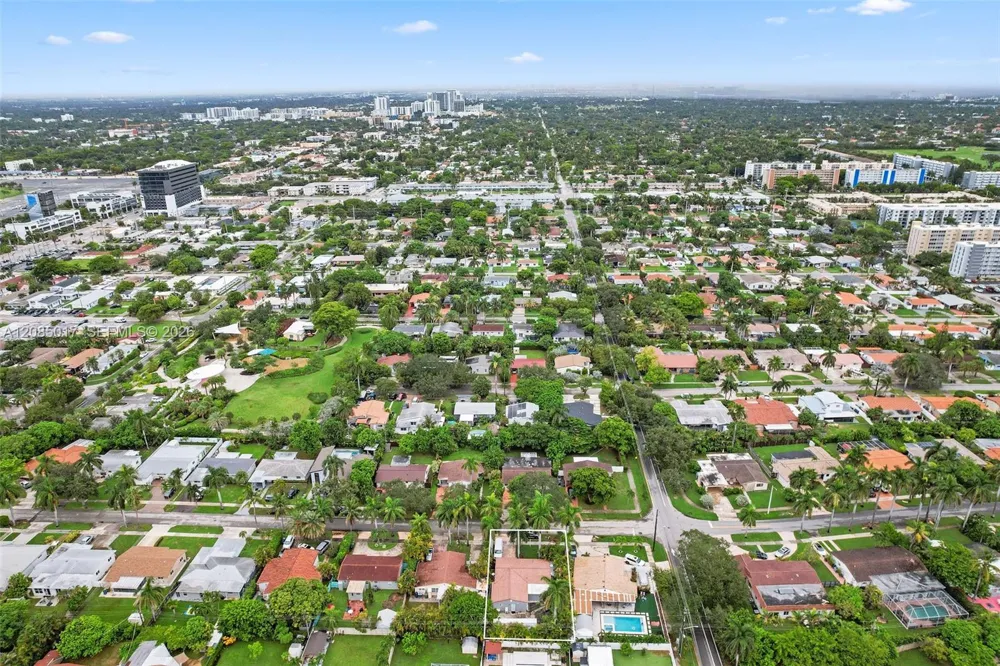 918 NE 4th St Hallandale Beach, FL 33009