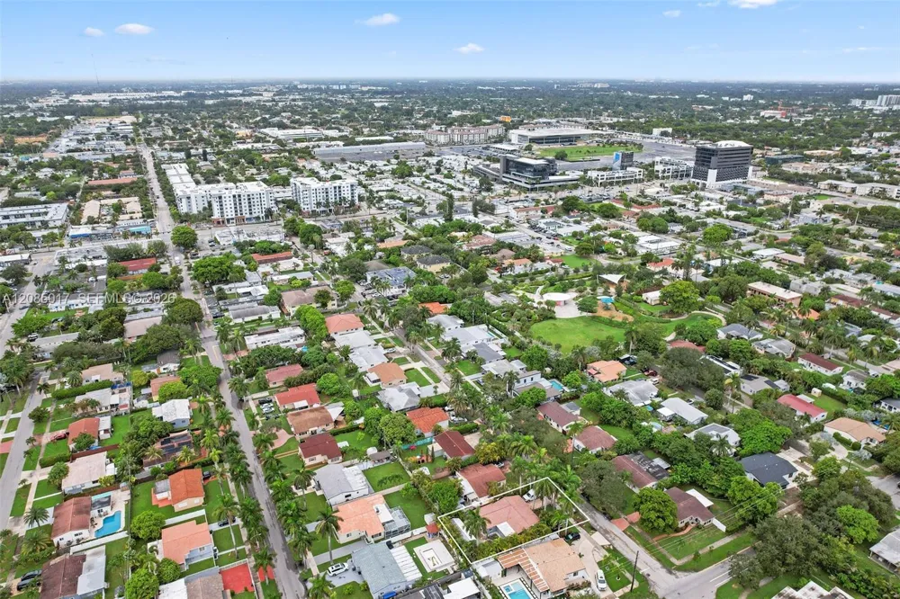 918 NE 4th St Hallandale Beach, FL 33009