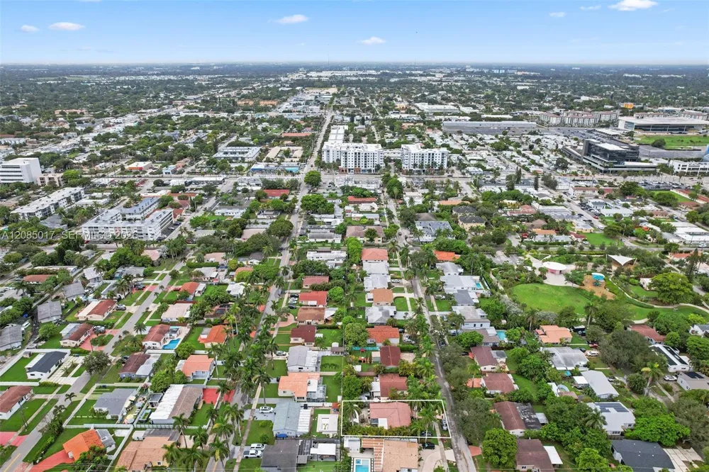 918 NE 4th St Hallandale Beach, FL 33009