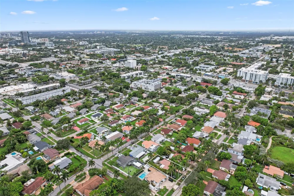 918 NE 4th St Hallandale Beach, FL 33009